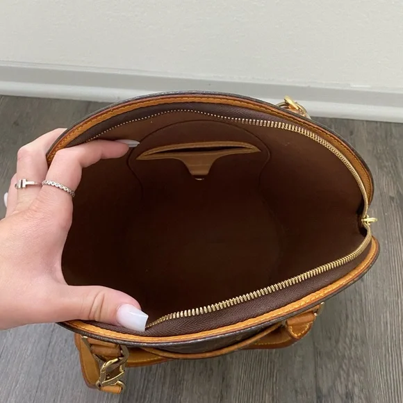 ICONIC Never Used Louis Vuitton Purse - Picture 3 of 3